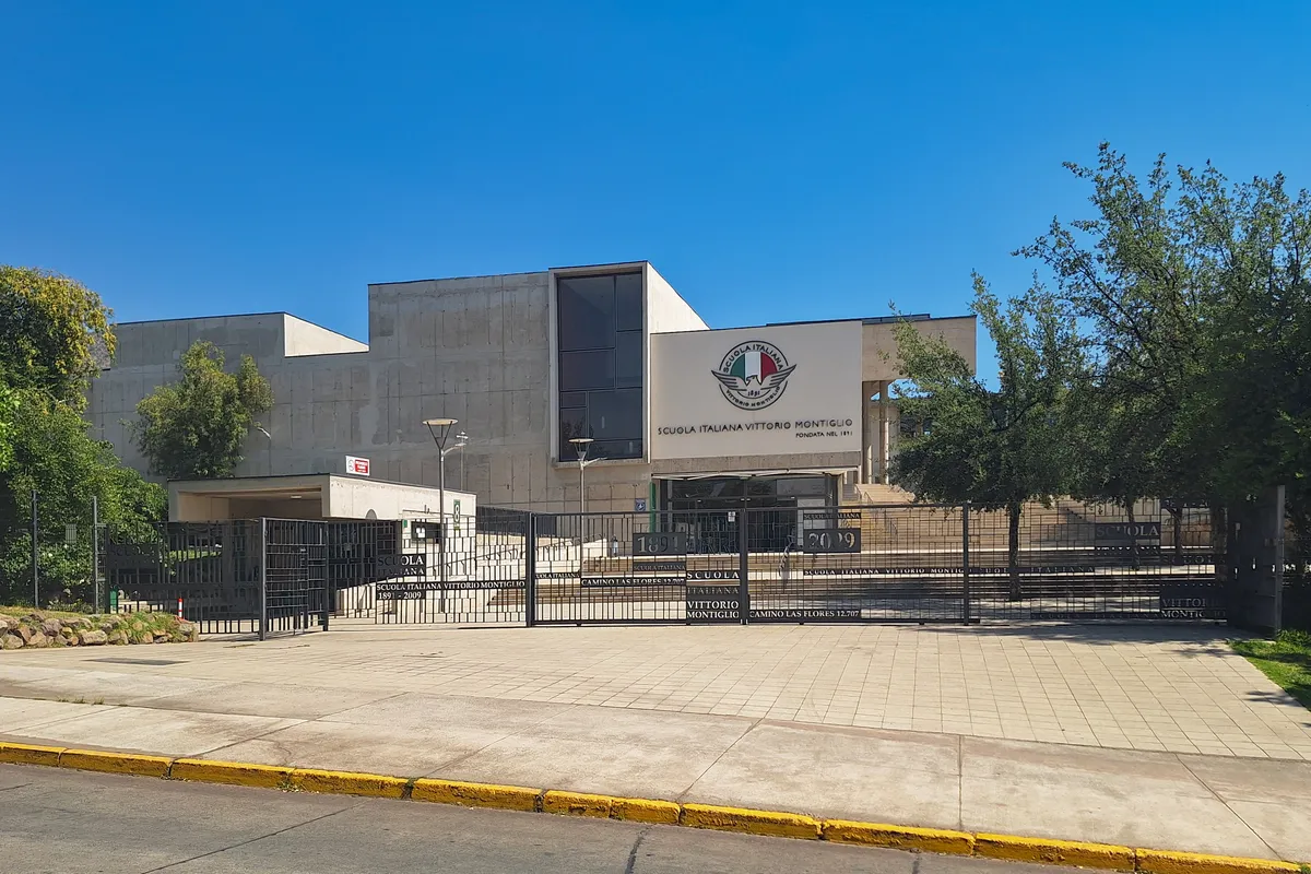 Fachada de la Scuola Italiana Vittorio Montiglio en Las Condes